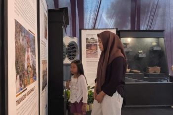 Anak-anak Sade pamerkan foto kenang kebakaran kampung mereka