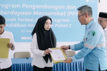Buka kesempatan pendidikan, PT Vale serahkan ijazah Paket C bagi masyarakat Pomalaa