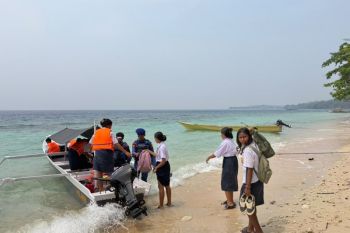 Polairud Malut ambil inisiatif layani penyeberangan pelajar di Pulau Morotai
