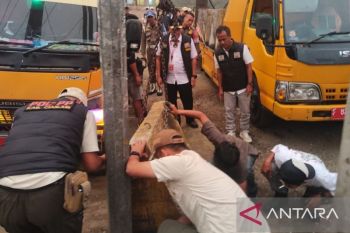 Cegah PKL nakal, Pemkab Cianjur pasang pembatas beton di puncak