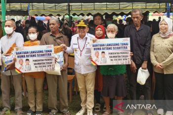 Salurkan bantuan di Pangkalan Banteng, Gubernur minta kades proaktif laporkan kondisi masyarakat