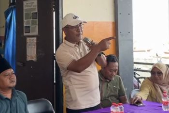 DLH Surabaya ajak anak-anak Kenjeran bersihkan pantai