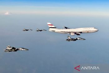 Empat pesawat tempur Sukhoi TNI AU "flypast" di atas Lanud Halim sambut Al-Sisi