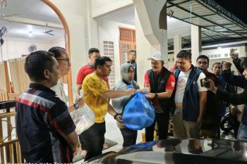 Bank Nagari Salurkan 400 Bantuan Makanan pada Warga Terdampak Banjir di Koto Tangah dan Kuranji