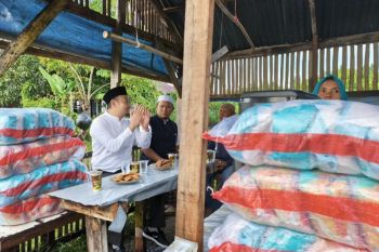 Rahmat Saleh Salurkan Bantuan Pangan untuk Dapur Umum Korban Banjir Padang