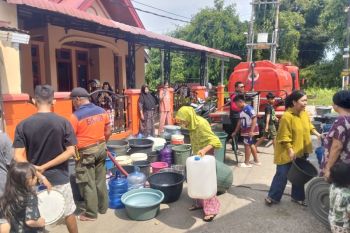 BPBD Padang salurkan air bersih ke lokasi terdampak banjir