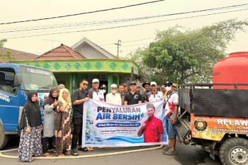 Bantu masyarakat, Angga salurkan 12.400 liter air bersih di Sampit
