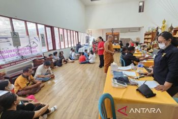 Vihara Cycloop Sentani gandeng RS Dian Harapan gelar skrining mata gratis