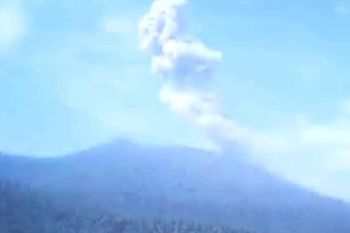 PGA sebut Gunung Ibu di Halmahera Barat kembali erupsi lontarkan abu 800 meter