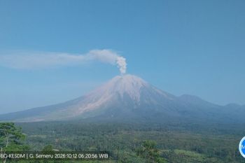 Gunung Semeru erupsi Senin pagi, tinggi letusan capai 900 meter