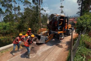 Jabar menghadirkan 18 mobil pengaduk beton akselerasi jalan desa