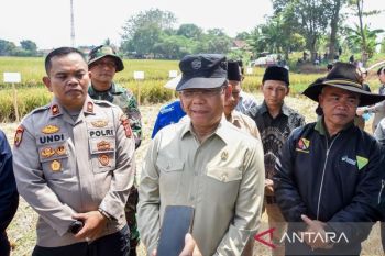 Utusan Presiden menyerap aspirasi petani dan salurkan traktor di Bandung