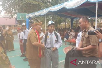 Pemprov Babel salurkan bantuan 200 perlengkapan sekolah di Bangka