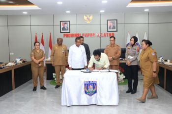 Pemprov Papua Selatan serahkan tiga mobil ambulans kepada fasilitas kesehatan
