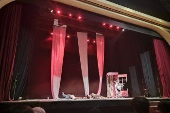 Parade teater hadirkan hiburan alternatif bagi warga Surabaya
