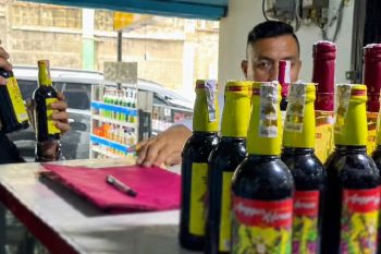 Polres Subang sita ratusan botol minuman beralkohol berbagai merk di wilayah Ciater
