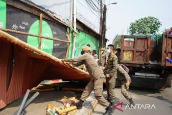 Satpol PP Bogor bongkar 32 bangunan liar di lahan milik pemda kawasan Pasar Parung