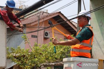 Kabel yang bersliweran  di Jalan Pangeran Jayakarta Bekasi dipotong