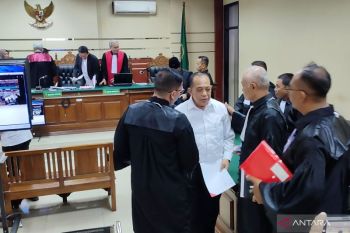 Mantan Kadis ESDM Jatim didakwa lakukan pemerasan dan gratifikasi