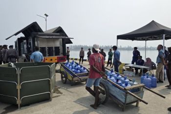 Brimob Kompi 3 Yon B Pelopor Polda Maluku olah air asin jadi air siap minum bagi warga SBT