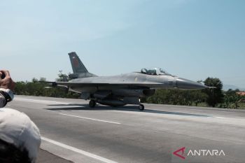 TNI AU uji landasan alternatif pesawat tempur di Tol Pasuruan-Probolinggo