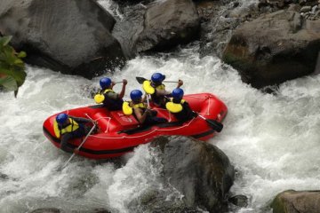 Mengadu keberanian "rafting" tengah malam 