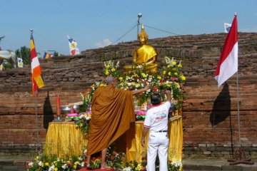 Umat Buddha Ambil Air Berkah di Jumprit