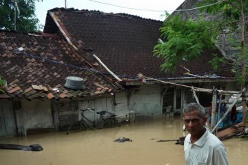 Genangan hujan, rob di Semarang utara mulai surut