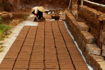 Produksi batu bata Karawang terhambat hujan