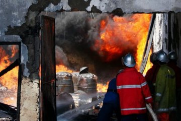 Gudang dan truk pengusaha mebel Semarang terbakar