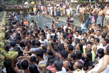 Wisatawan lakukan "Banyupinaruh" di Pantai Kerobokan-Buleleng