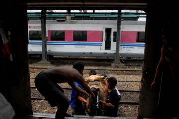 Pemudik antre di loket Stasiun KA Tanjungkarang