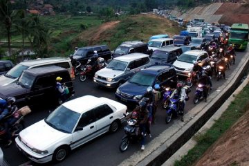 Jalur Selatan lintas Nagreg macet tengah malam