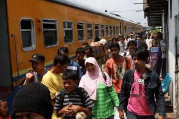 Sembilan kereta api Jateng harus memutar karena longsor