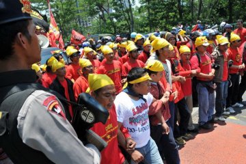 Jalan Medan Merdeka Selatan terblokir akibat demo buruh