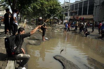 Kecewa pada bupati, warga Trenggalek blokade jalan