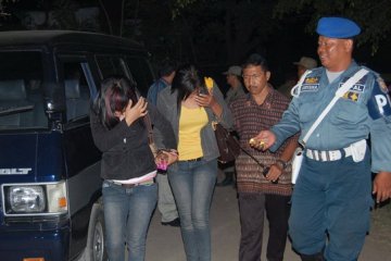 Polisi Riau amankan 13 wanita dari kafe