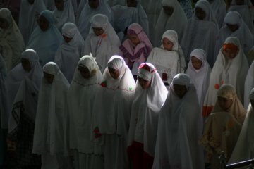 Keluarga korban Lion di Bekasi sholat gaib