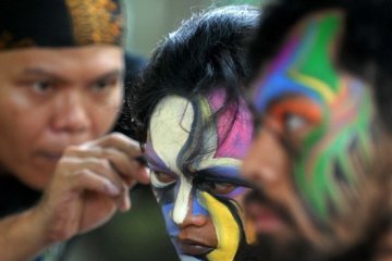 "Body Painting" bertema Sumbar  juara di Paris