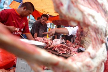 Warga Sanggau minati daging dari negara jiran