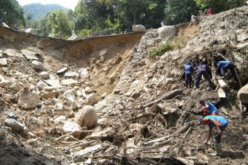 Tanah longsor di Pinrang Sulsel tutup akses jalan