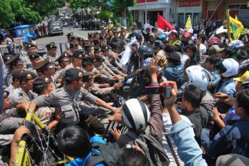 Demonstrasi GMNI Jember peringati hari aksara ricuh