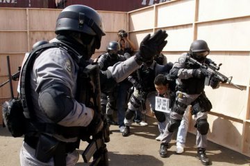 Polisi Grebeg Rumah di Gang Suratno Cirebon