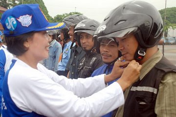 Taat di jalan, dapat helm gratis 