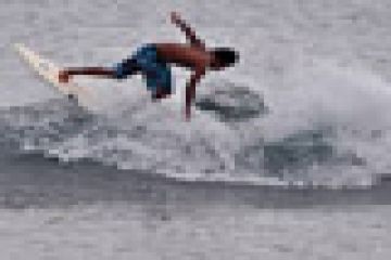 BERMAIN SURFING