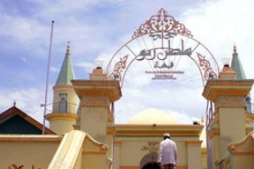 Warga buka puasa di masjid bersejarah Pulau Penyengat