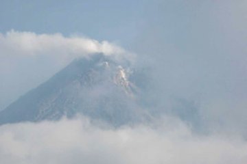 Puluhan Pendaki Naik ke Puncak Merapi 