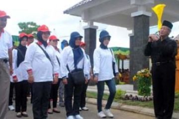 Gubernur Kepri Lepas Petugas Penyambungan Listrik