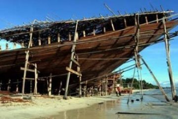 PEMBUATAN KAPAL PHINISI