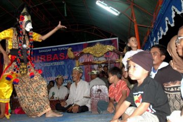 Tari Topeng Losari Cirebon memukau di Paris